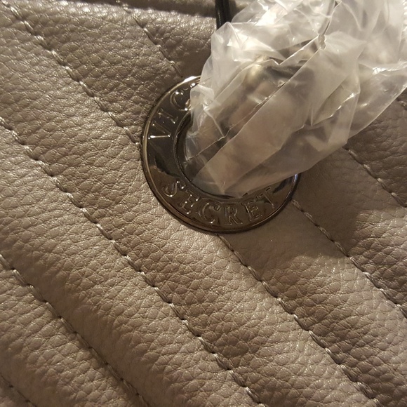 NWT VICTORIA'S SECRET V-Quilt Tote Shoulder Bag - Picture 4 of 8